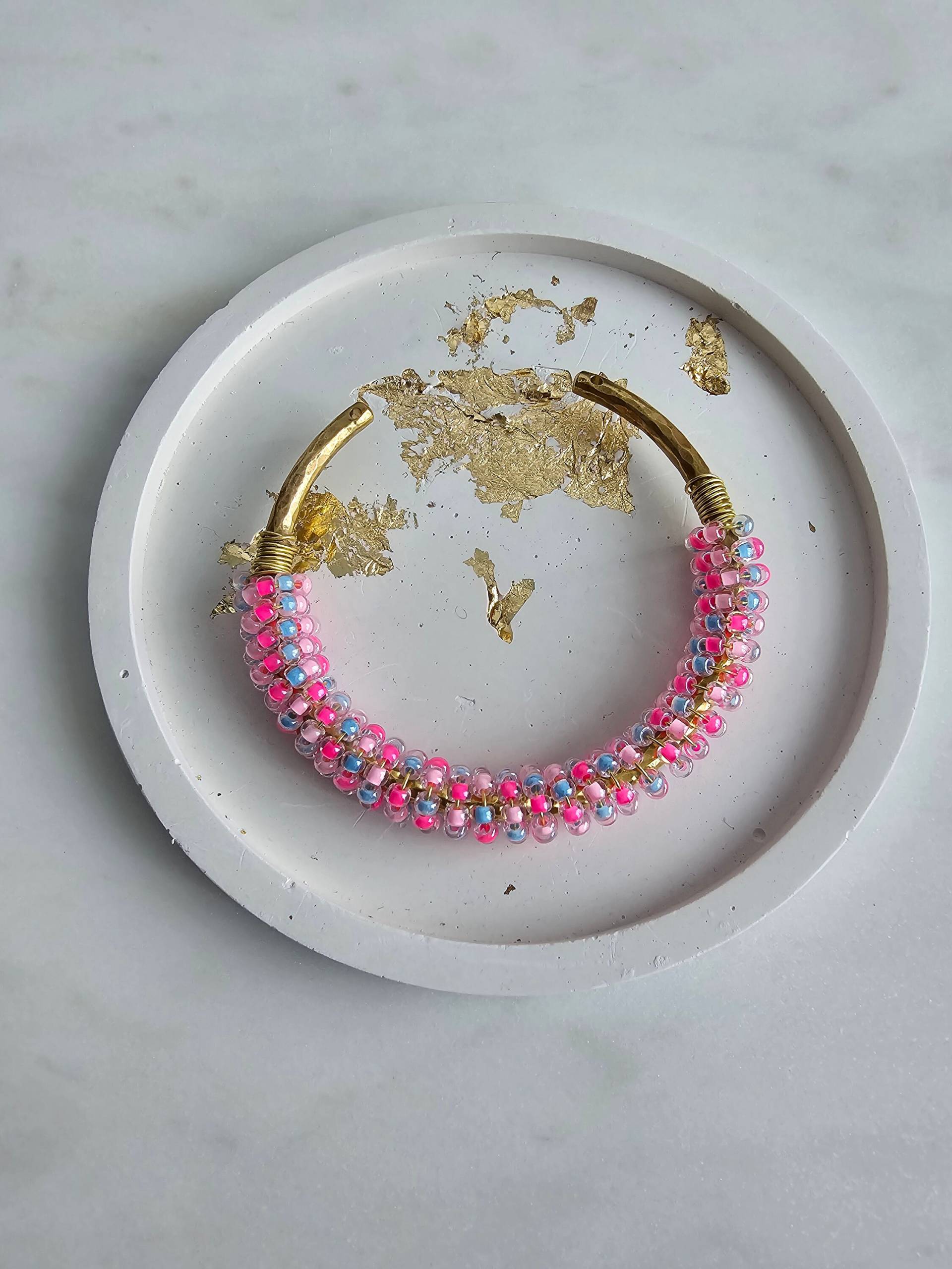 Armeireif Mit Perlen Messing Gehämmert Pink Rosa Blau Armeireif Mit Perlen Messing Gehämmert Pink Rosa Blau von 1000Gluecksmomente