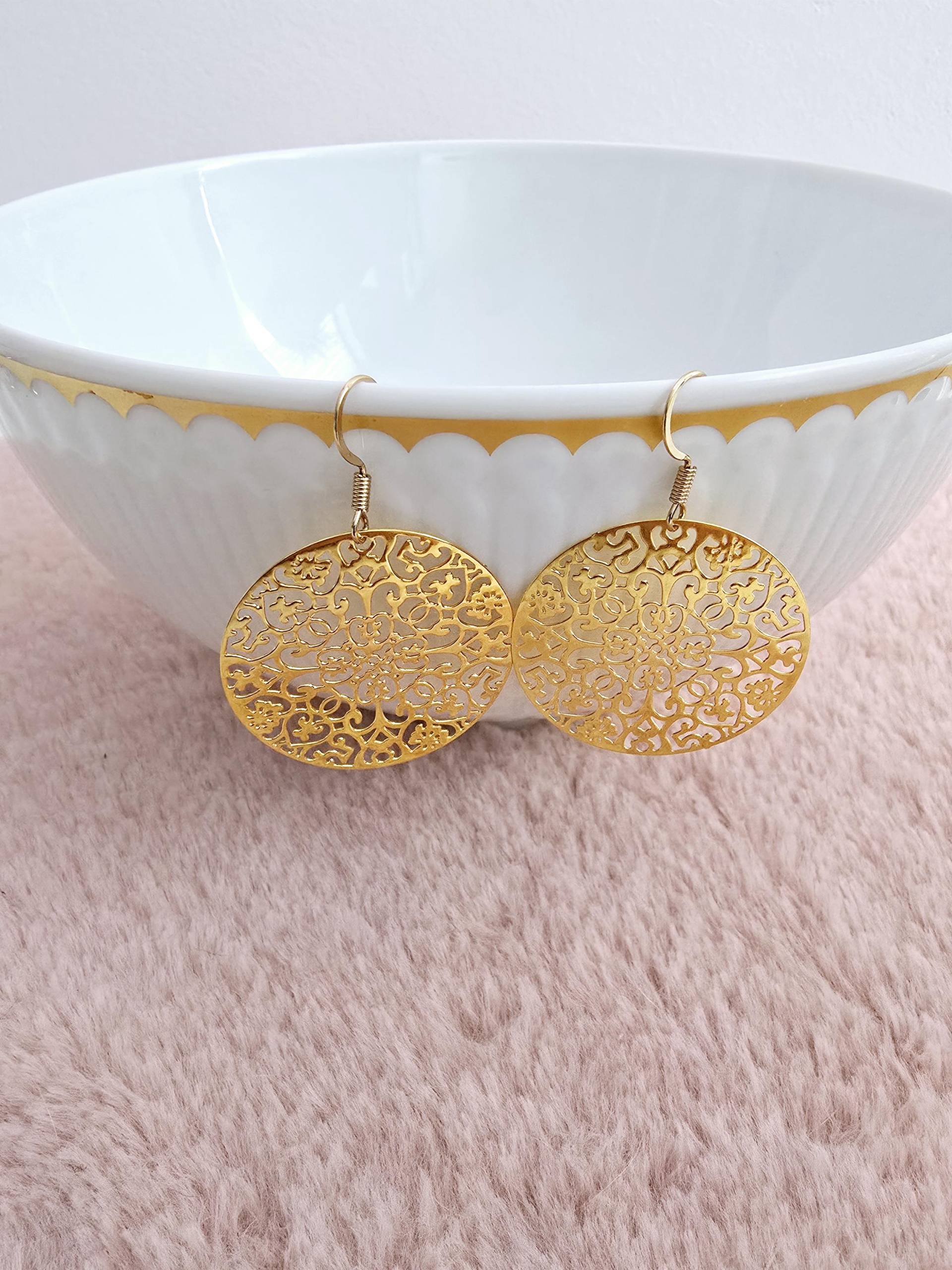 Filigrane Mandala Ornament Ohrringe in Gold 35mm Filigrane Mandala Ornament Ohrringe in Gold 35mm von 1000Gluecksmomente
