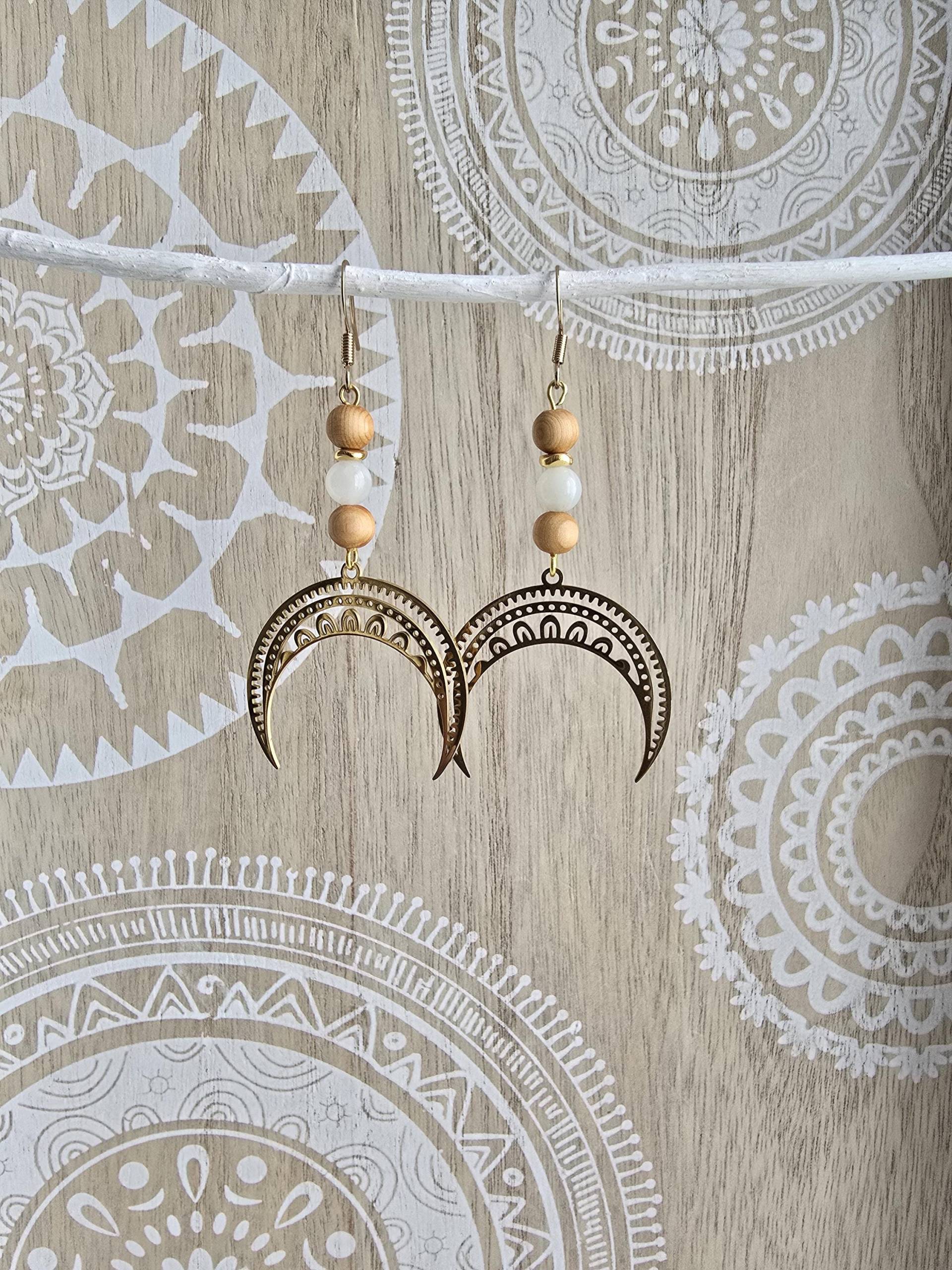 Halbmond Ohrringe Mit Mondstein Edelsteinen Spiritueller Schmuckstatement Hippie Ohrringespirituelles Geschenkgoldene Hängend Halbmond Ohrringe Mit Mondstein Edelsteinen Spiritueller Schmuckstatement Hippie Ohrringespirituelles Geschenkgoldene Hängend von 1000Gluecksmomente