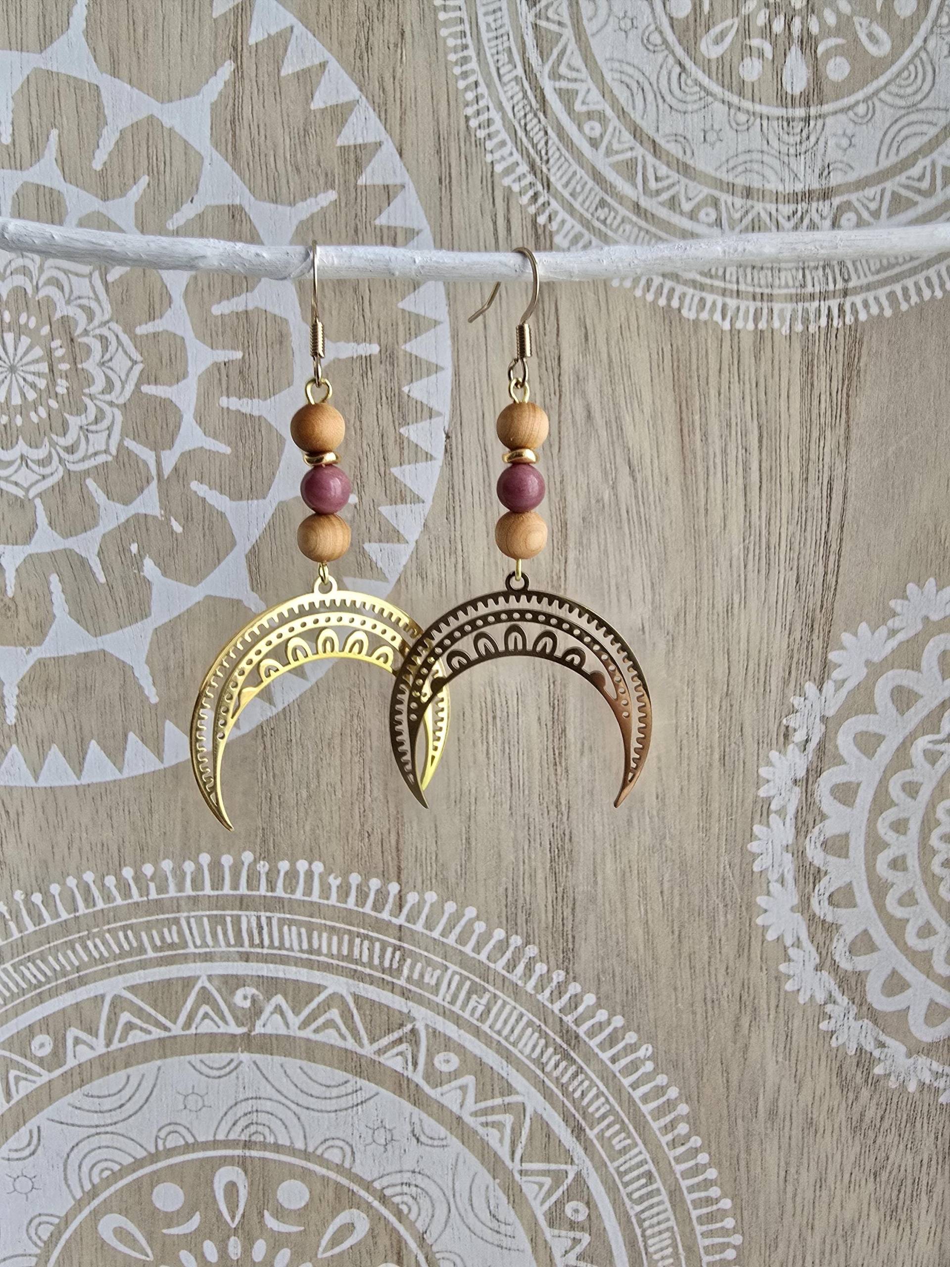 Halbmond Ohrringe Mit Rhodonit Edelsteinen Spiritueller Schmuckstatement Hippie Ohrringespirituelles Geschenkgoldene Hängend Halbmond Ohrringe Mit Rhodonit Edelsteinen Spiritueller Schmuckstatement Hippie Ohrringespirituelles Geschenkgoldene Hängend von 1000Gluecksmomente