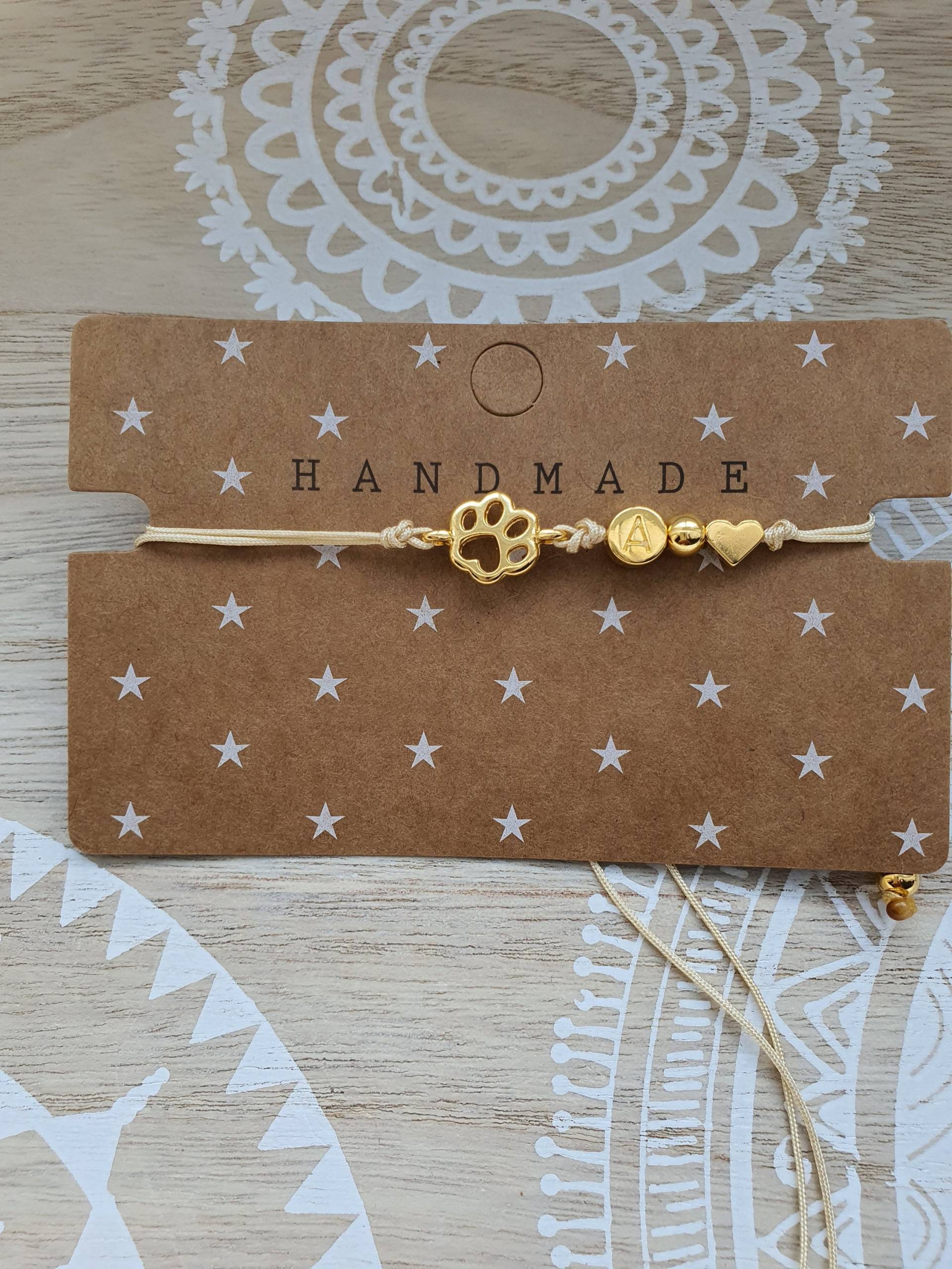 Initialen Armband Pfote Mit Buchstabe Gold Und Makramee Band Filigran Haustier Tier Hund Katze Initialen Armband Pfote Mit Buchstabe Gold Und Makramee Band Filigran Haustier Tier Hund Katze von 1000Gluecksmomente