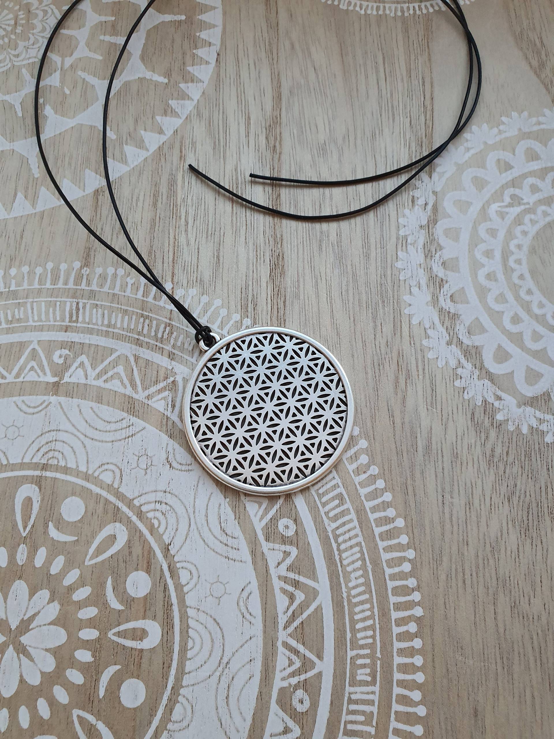 Kette Blume Des Lebens Und Einem Lederband 80cm Schwarz Halskette Kette Blume Des Lebens Und Einem Lederband 80cm Schwarz Halskette von 1000Gluecksmomente