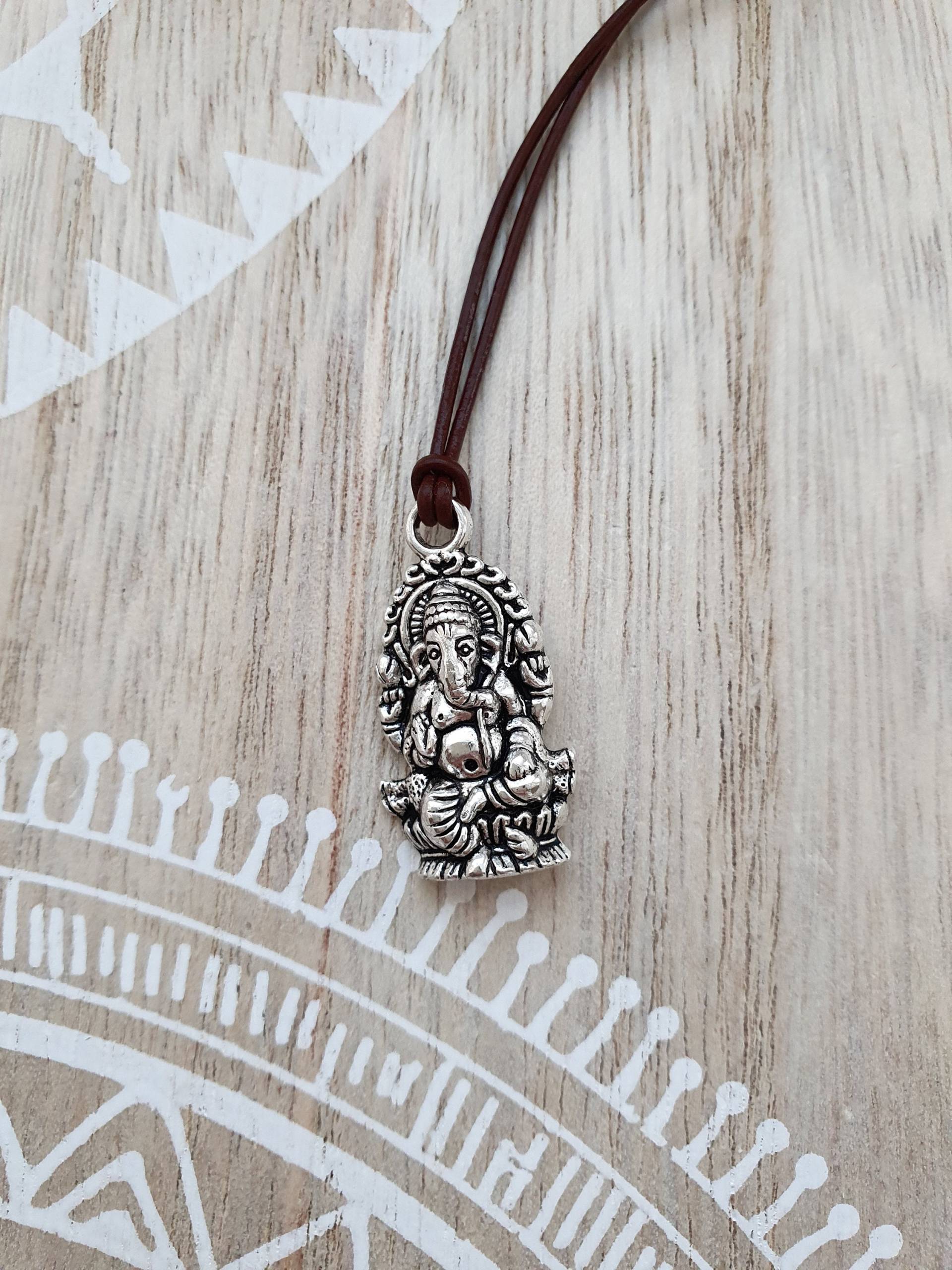 Kette Ganesha Und Einem Lederband 80cm Braun Halskette Kette Ganesha Und Einem Lederband 80cm Braun Halskette von 1000Gluecksmomente