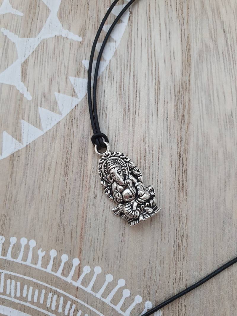 Kette Ganesha Und Einem Lederband 80cm Schwarz Halskette Kette Ganesha Und Einem Lederband 80cm Schwarz Halskette von 1000Gluecksmomente