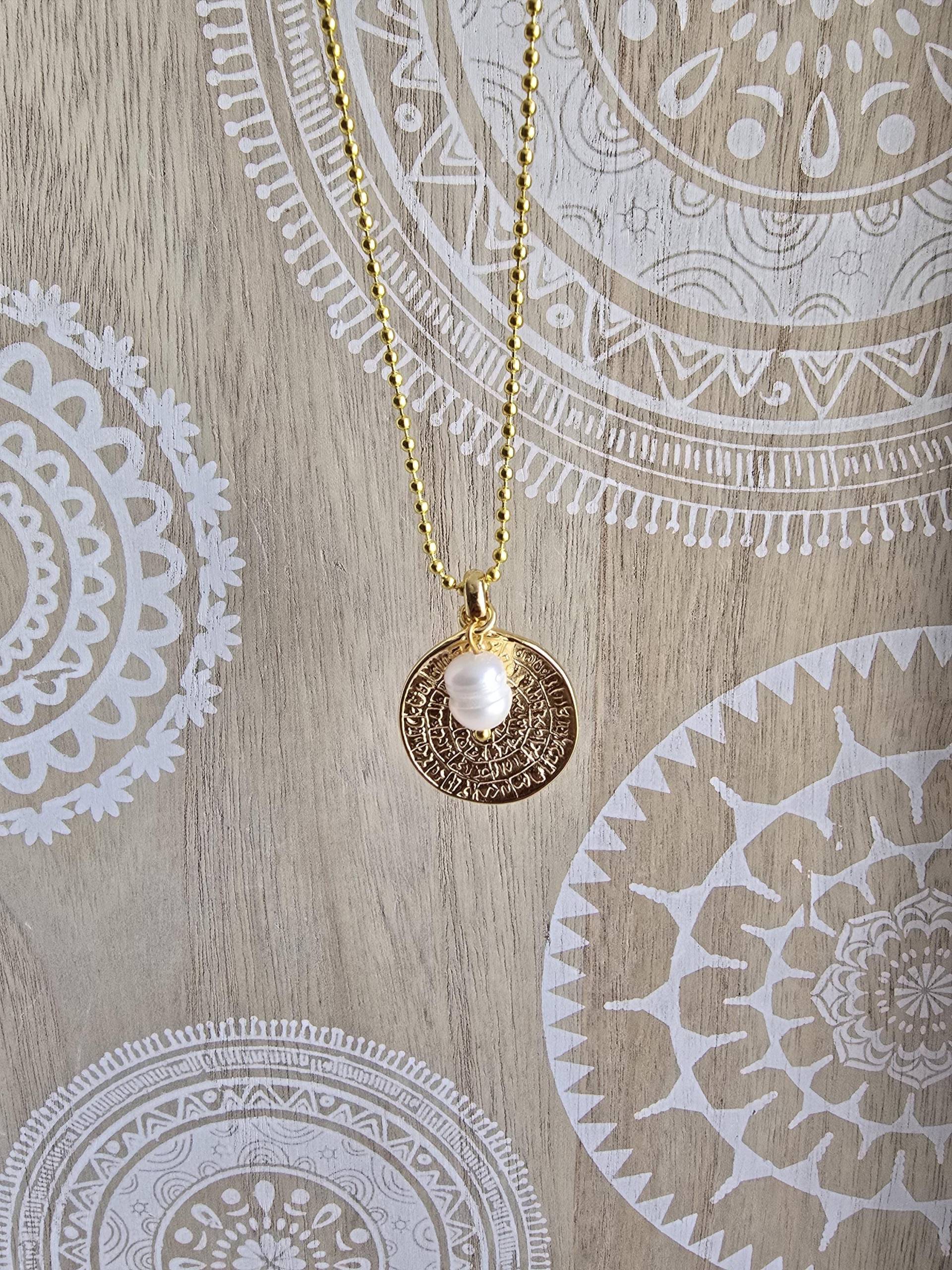 Lange Kette Mit Vergoldeter Münze Und Weißer Perle, Replik Phaistos Scheibe, Geschenk, Frau, Münzkette Lange Kette Mit Vergoldeter Münze Und Weißer Perle, Replik Phaistos Scheibe, Geschenk, Frau, Münzkette von 1000Gluecksmomente