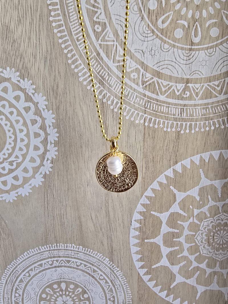 Lange Kette Mit Vergoldeter Münze Und Weißer Perle, Replik Phaistos Scheibe, Geschenk, Frau, Münzkette Lange Kette Mit Vergoldeter Münze Und Weißer Perle, Replik Phaistos Scheibe, Geschenk, Frau, Münzkette von 1000Gluecksmomente