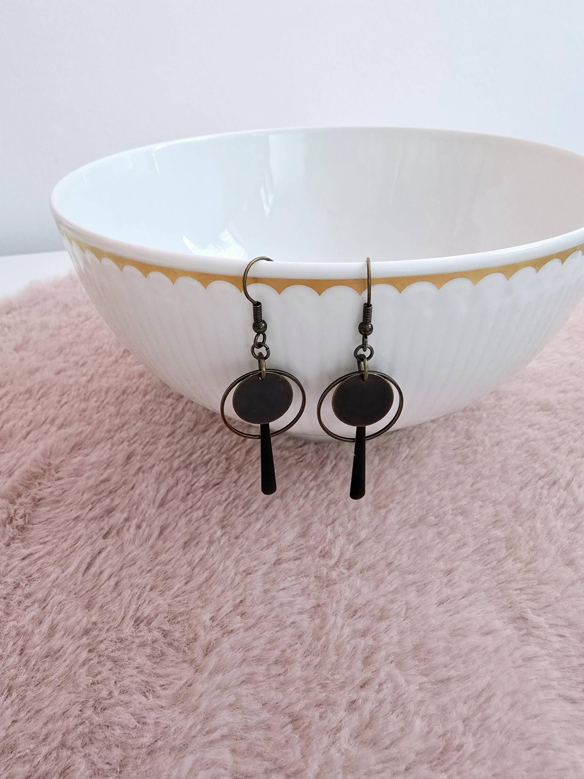 Lange Ohrringe Mit Emaille Tropfen Schwarz Bronze Lange Ohrringe Mit Emaille Tropfen Schwarz Bronze von 1000Gluecksmomente