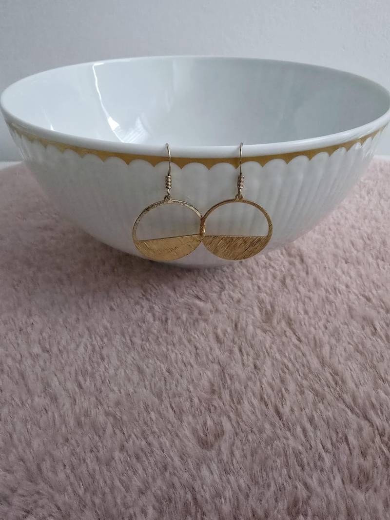 Messing Ohrringe Mit Kreis Anhänger Creole Aus Gold Messing Ohrringe Mit Kreis Anhänger Creole Aus Gold von 1000Gluecksmomente