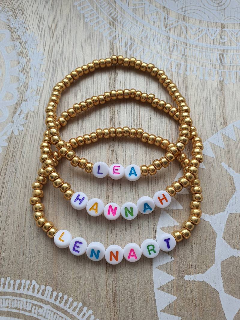 Namensarmband Armband Mit Goldenen Miyuki Rocailles Und Bunten Buchstabenperlen Namensarmband Armband Mit Goldenen Miyuki Rocailles Und Bunten Buchstabenperlen von 1000Gluecksmomente