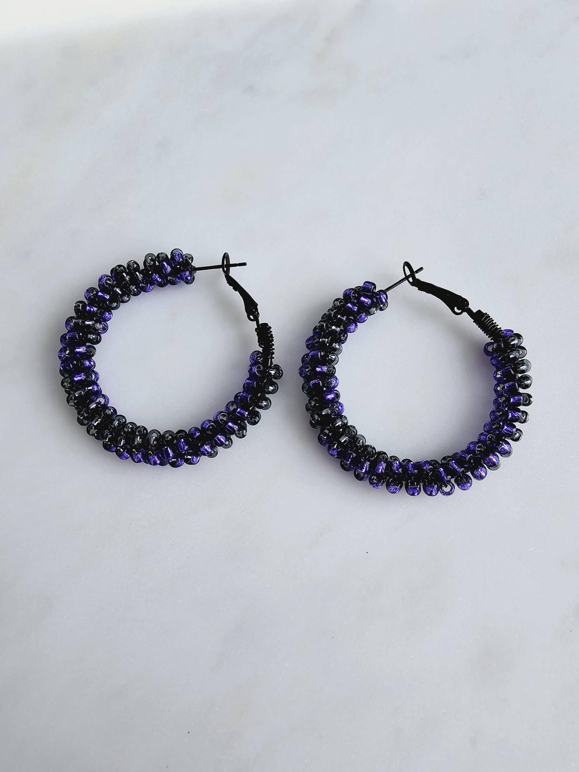 Ohrringe Perlen Schwarz Lila | Creolen 40mm Handgemacht Ohrringe Perlen Schwarz Lila | Creolen 40mm Handgemacht von 1000Gluecksmomente