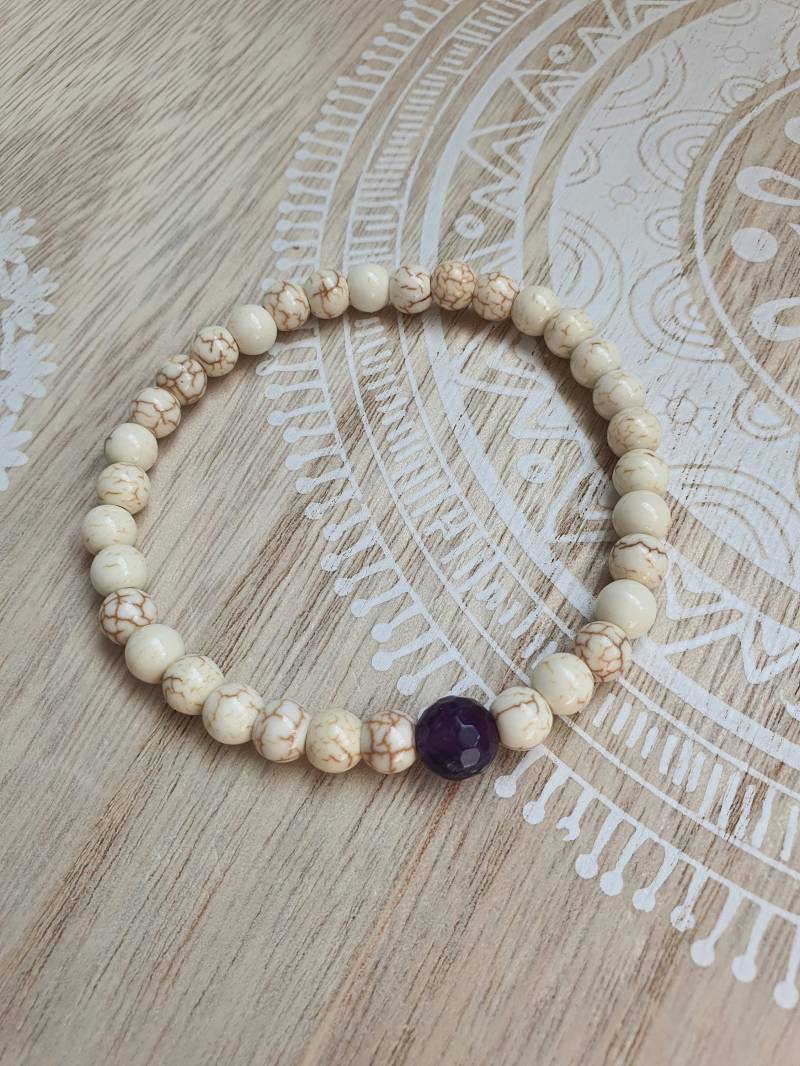 Perlenarmband Mit Wunderschönen Naturfarbenen Keramikperlen Und Einer Amethyst Perle Boho Hippie Style von 1000Gluecksmomente
