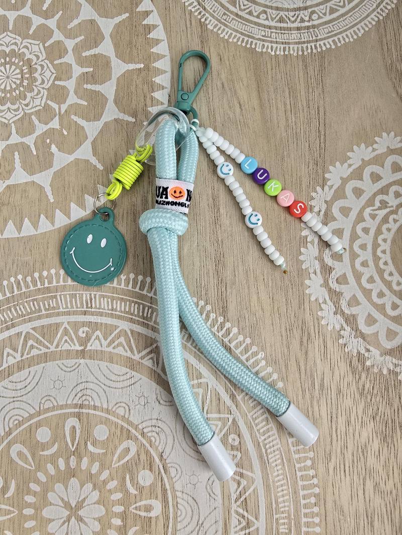 Personalisierter Schulkind Schlüsselanhänger in 7 Farben Smiley Personalisierter Schulkind Schlüsselanhänger in 7 Farben Smiley von 1000Gluecksmomente