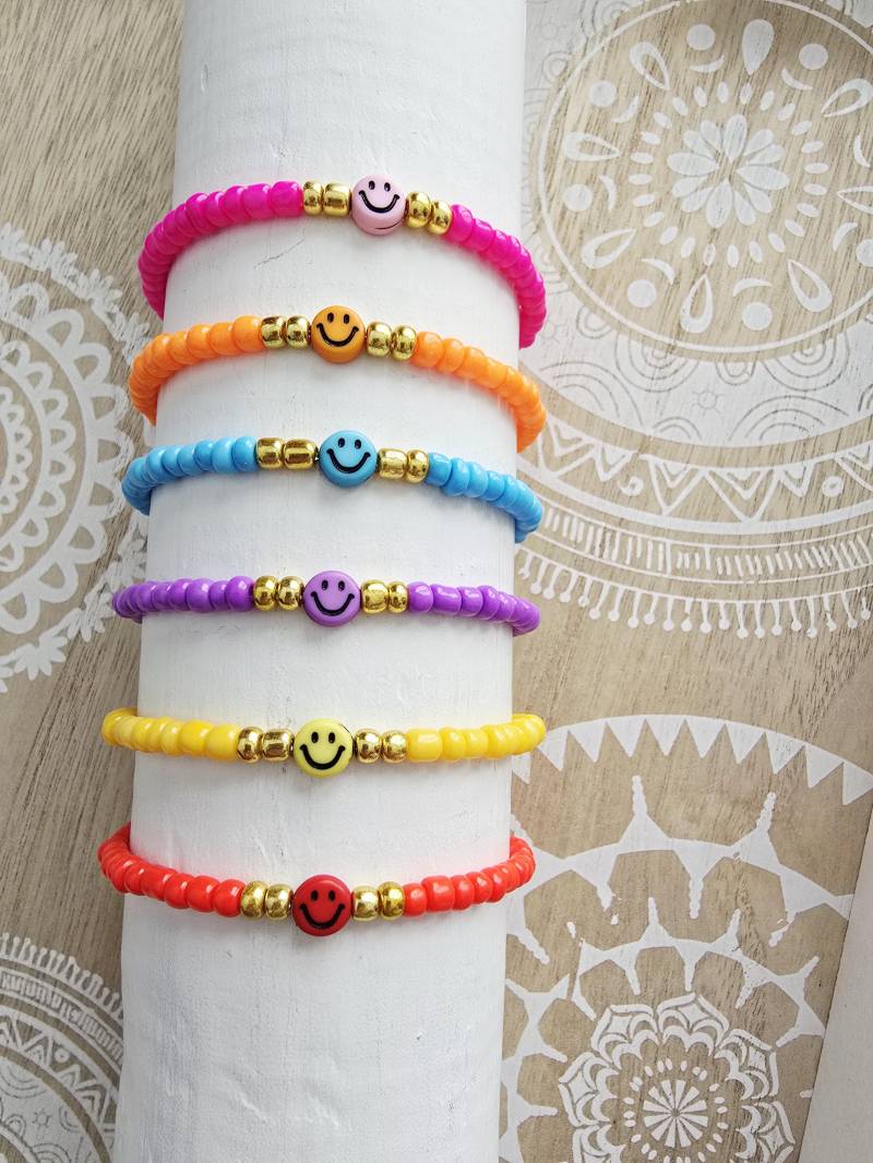 Smiley Perlenarmband 6 Verschiedene Farben Freundschaftsarmband Smiley Perlenarmband 6 Verschiedene Farben Freundschaftsarmband von 1000Gluecksmomente
