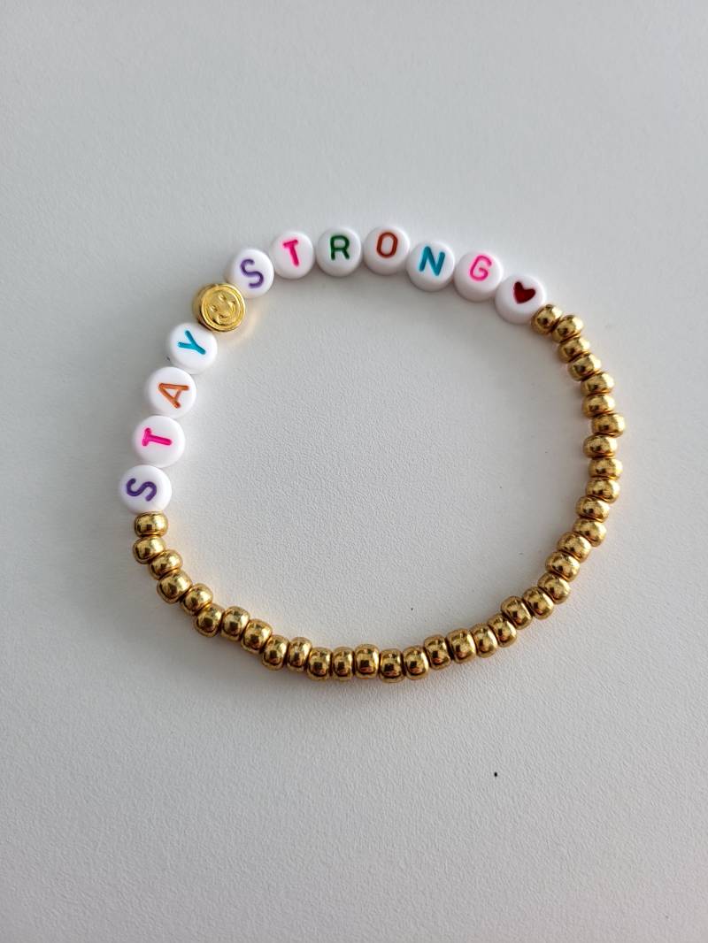 Stay Strong Armband Mit Goldenen Miyuki Rocailles Und Bunten Buchstabenperlen Smiley von 1000Gluecksmomente