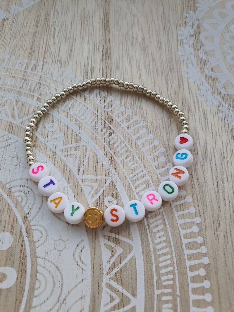 Stay Strong Armband Mit Silbernen Miyuki Rocailles Und Bunten Buchstabenperlen Smiley Stay Strong Armband Mit Silbernen Miyuki Rocailles Und Bunten Buchstabenperlen Smiley von 1000Gluecksmomente