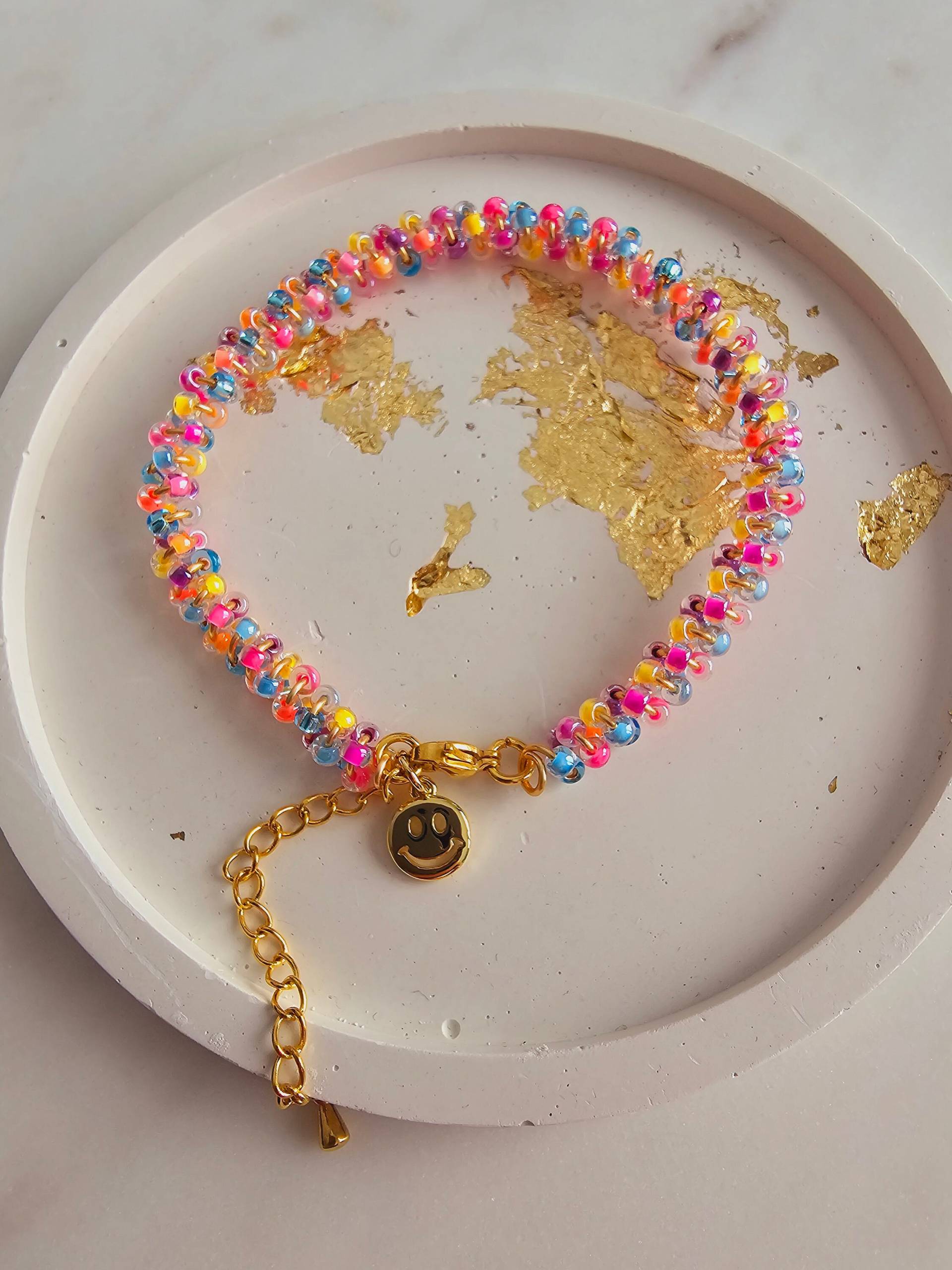 Glasperlen Armband/Spiralen Gold Und Bunt Pink Mit Smiley Glasperlen Armband/Spiralen Gold Und Bunt Pink Mit Smiley von 1000Gluecksmomente
