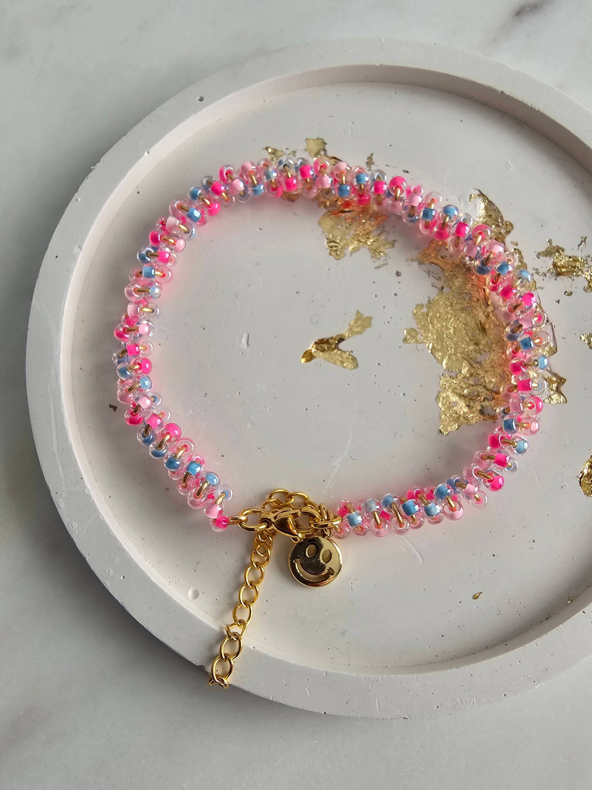 Glasperlen Armband/Spiralen Gold Und Bunt Pink Mit Smiley Glasperlen Armband/Spiralen Gold Und Bunt Pink Mit Smiley von 1000Gluecksmomente
