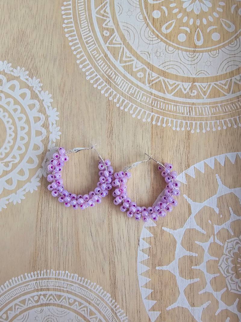 Twister Creolen Versilbert Mit Perlen Flieder Twister Creolen Versilbert Mit Perlen Flieder von 1000Gluecksmomente