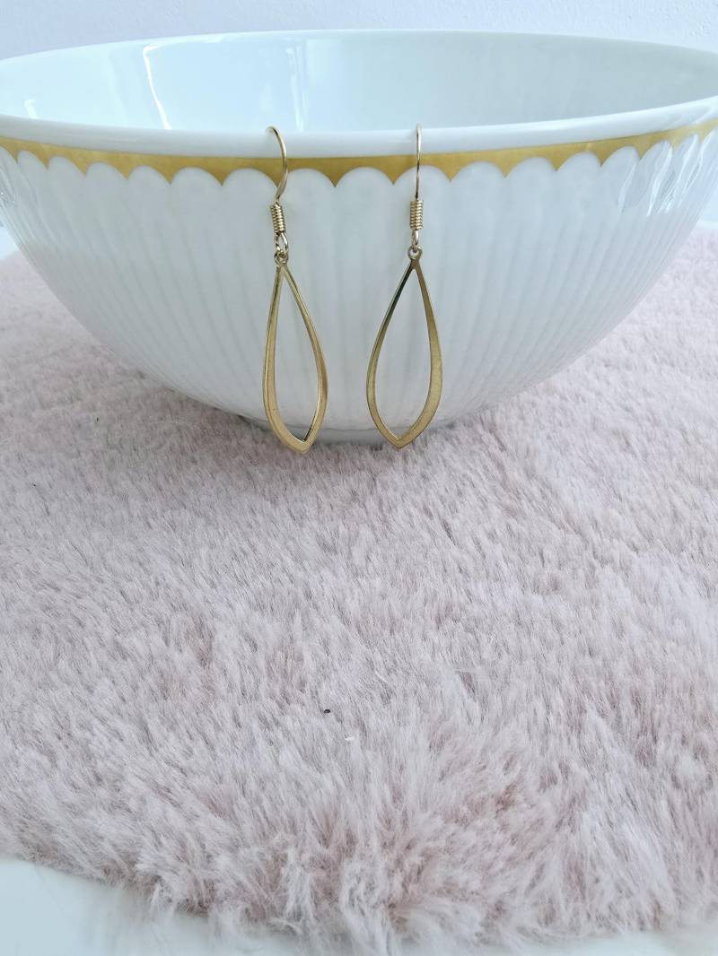 Zarte Ohrringe Mit Goldenem Messinganhänger in Tropfenform Zarte Ohrringe Mit Goldenem Messinganhänger in Tropfenform von 1000Gluecksmomente