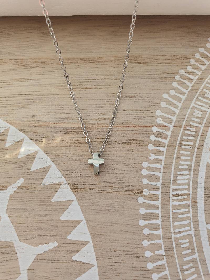 Zarte Versilberte Halskette Mit Einem Kleinen Kreuz Zarte Versilberte Halskette Mit Einem Kleinen Kreuz von 1000Gluecksmomente