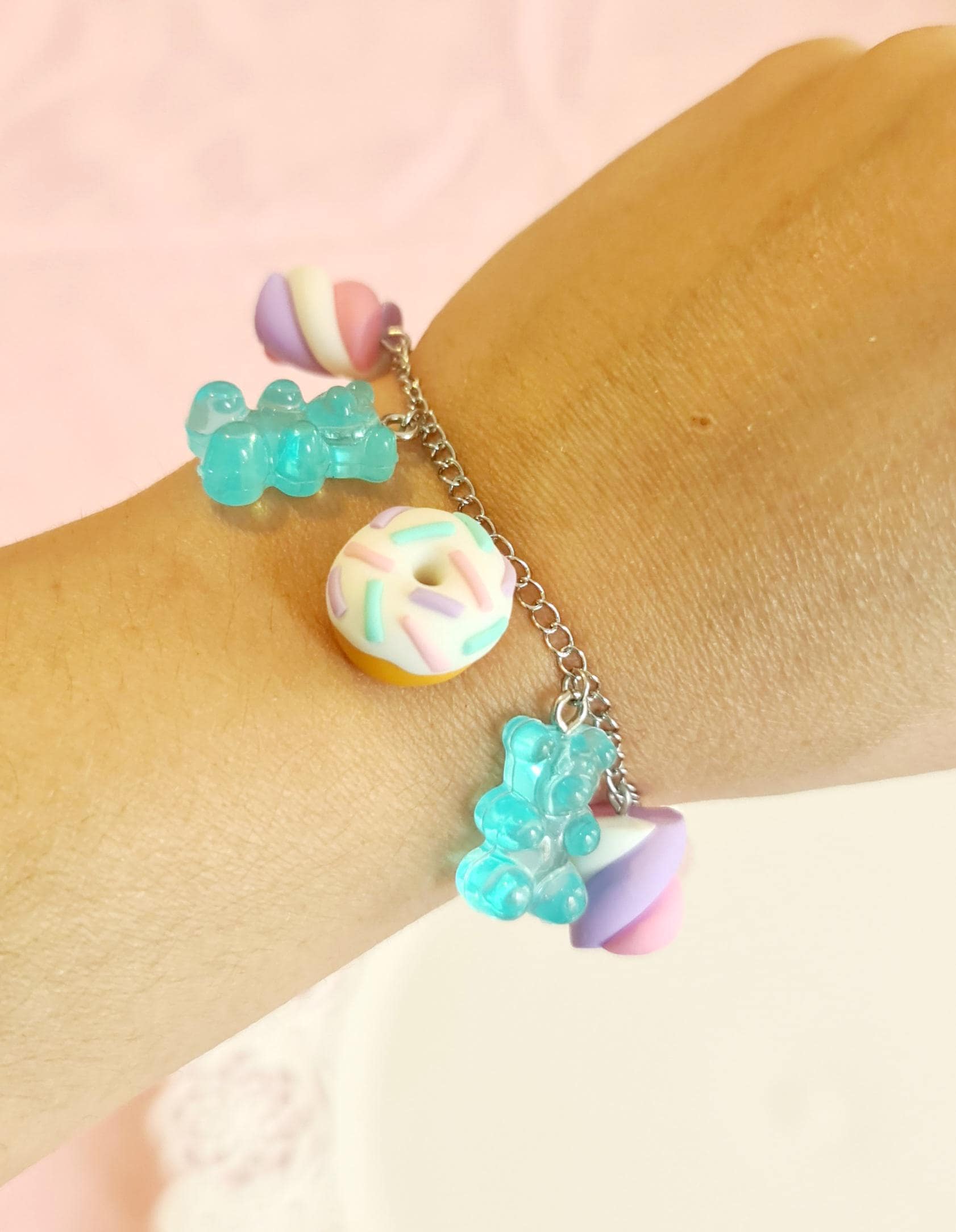 Armbänder Mit Künstlichen Bunten Süßigkeiten von 1000ideeregalo