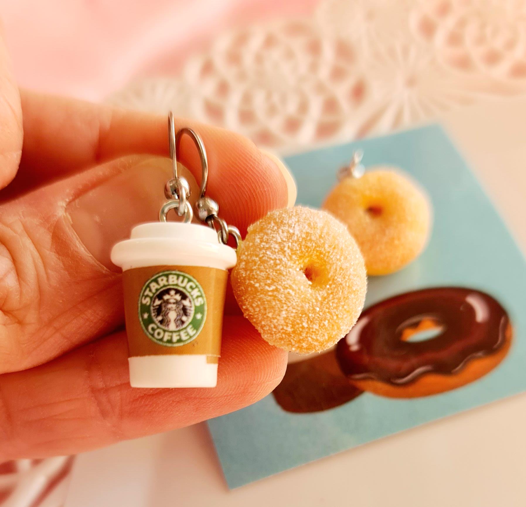 Zuckerdonut-Ohrringe Und Eine Tasse Kaffee von 1000ideeregalo