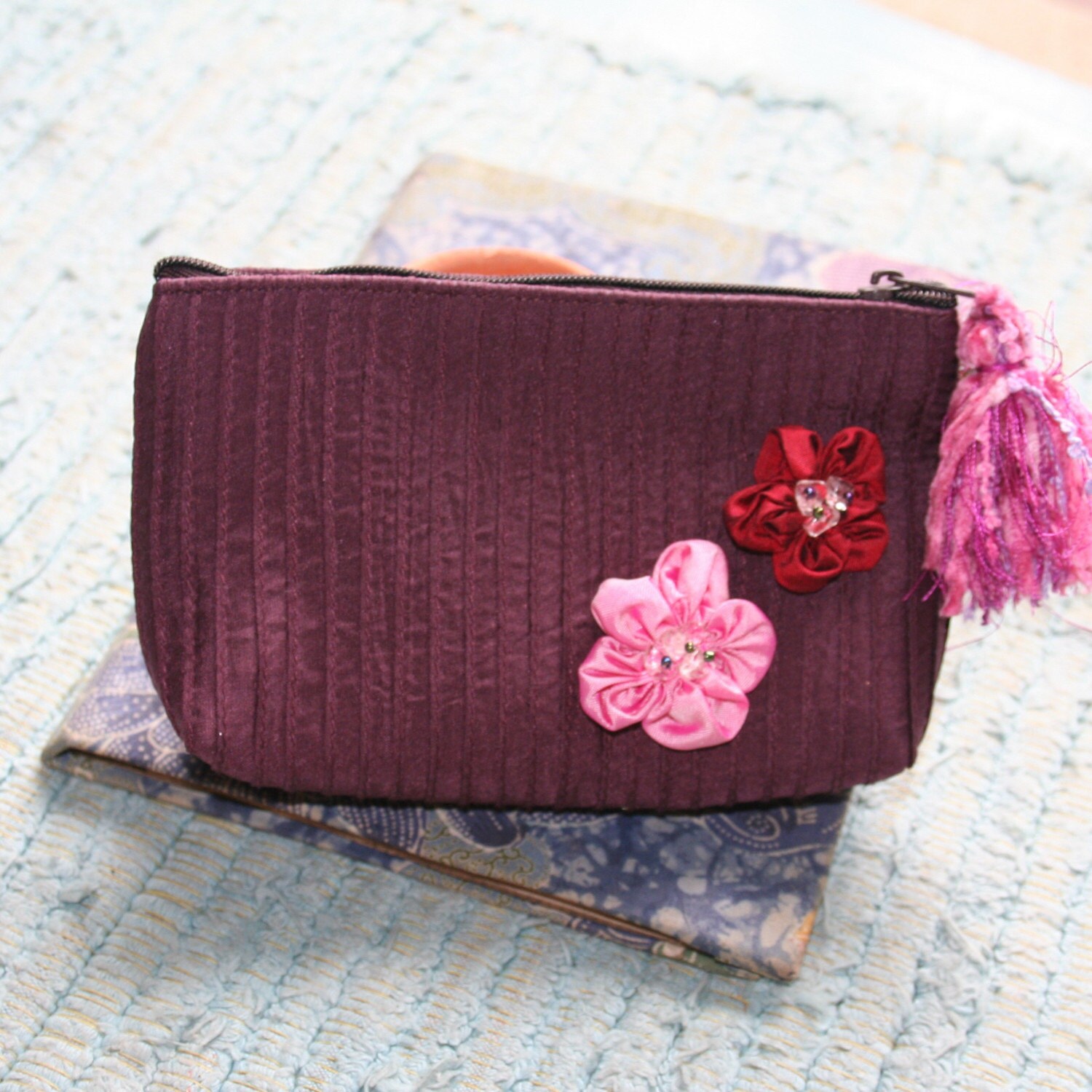 La Fleur Kosmetiktasche Aus Seide Mit Applizierten Blumen La Fleur Kosmetiktasche Aus Seide Mit Applizierten Blumen von 1000roads