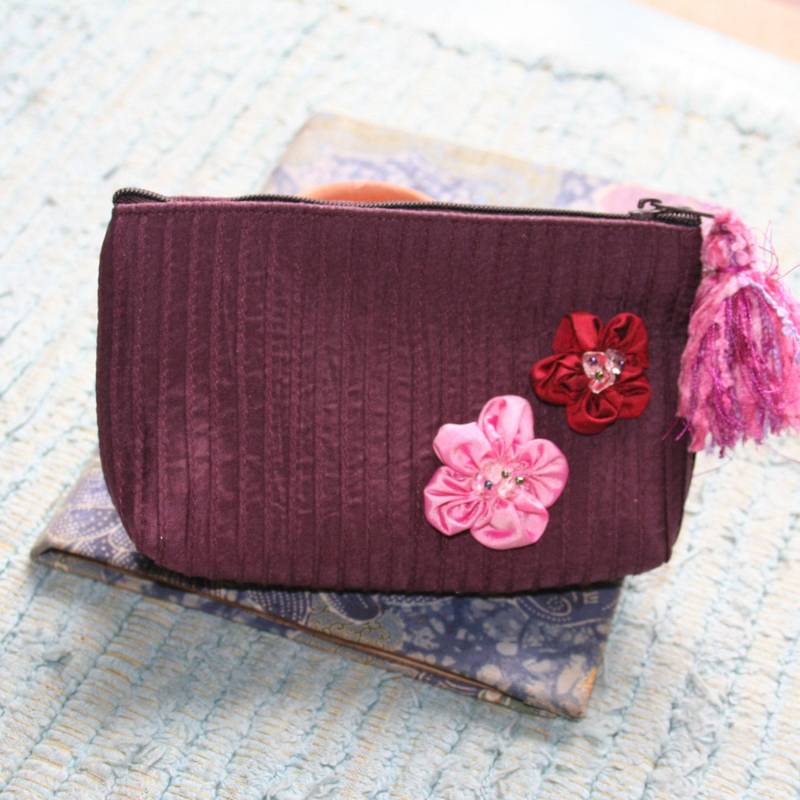 La Fleur Kosmetiktasche Aus Seide Mit Applizierten Blumen La Fleur Kosmetiktasche Aus Seide Mit Applizierten Blumen von 1000roads