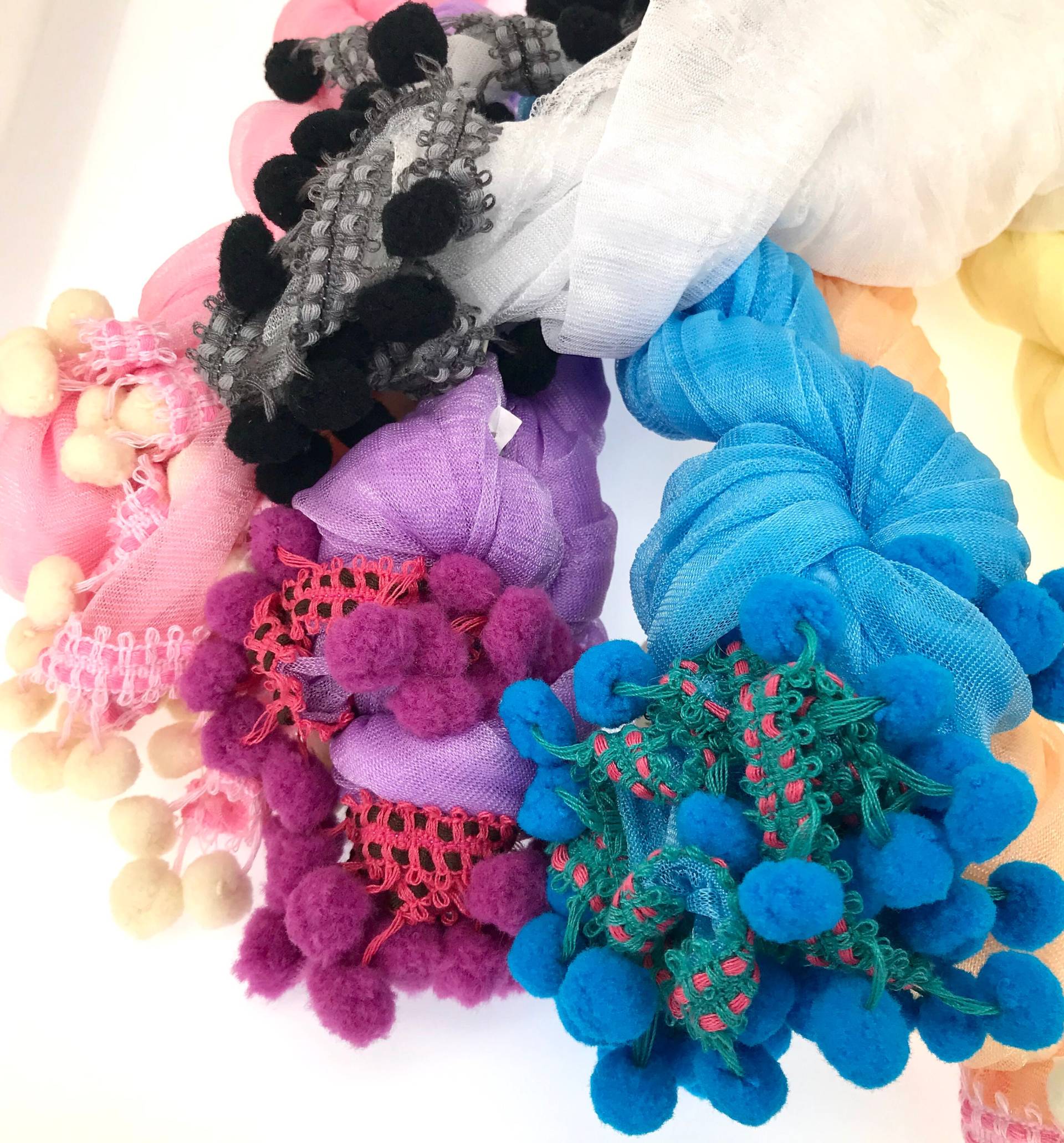 Schlichter Schal Mit Pompom Twist von 1000roads