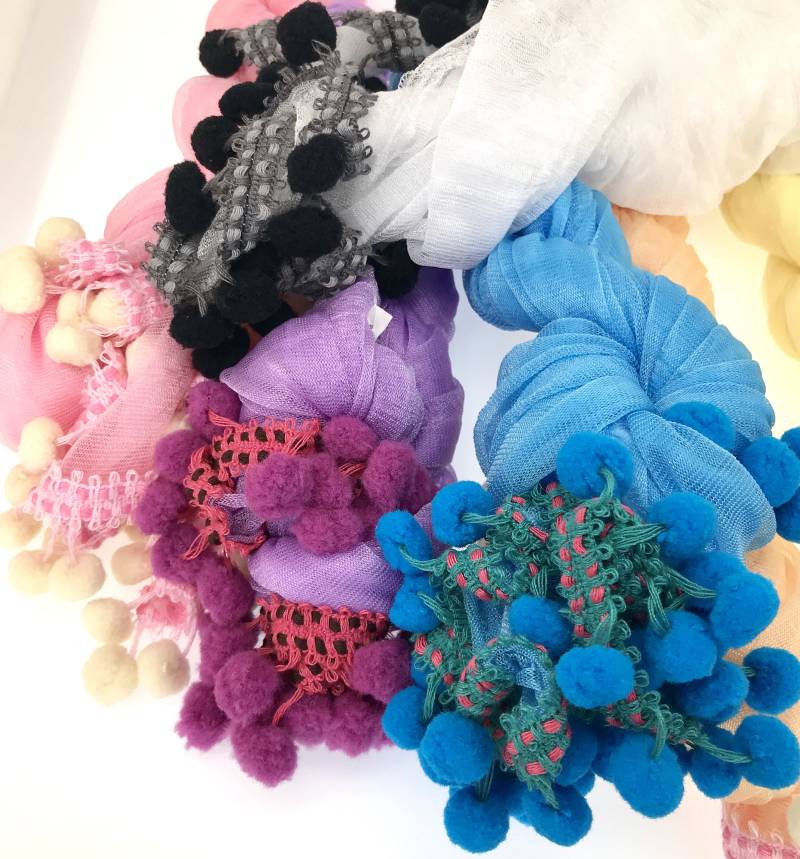 Schlichter Schal Mit Pompom Twist von 1000roads