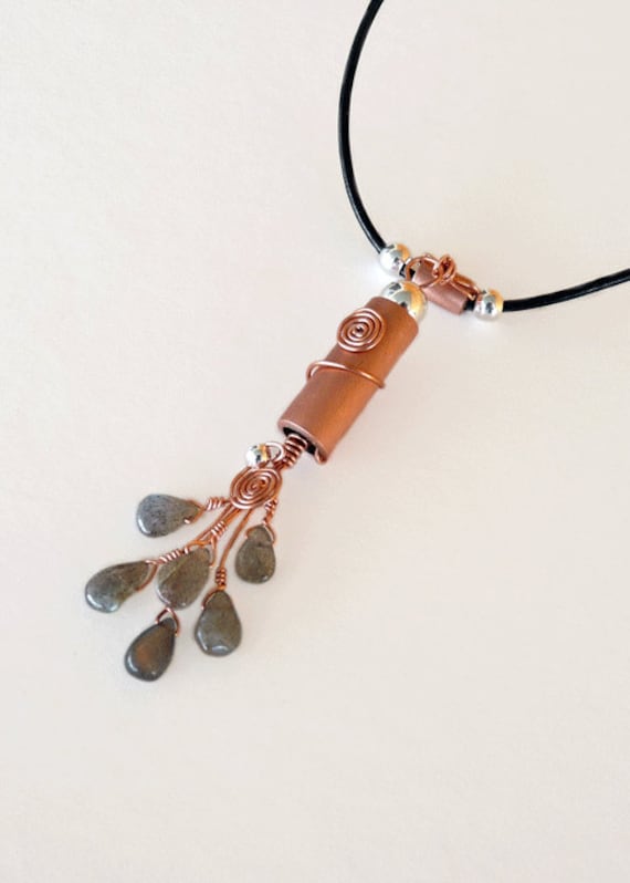 Einzigartige Kupfer - & -Labradorit-Anhänger Auf Leder/Collier, Cuivre Et Labradorit Sur Cuir Unique Einzigartige Kupfer - & -Labradorit-Anhänger Auf Leder/Collier, Cuivre Et Labradorit Sur Cuir Unique von 100Pretentions