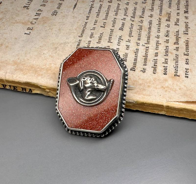 Antike Deutsche Goldfluss Brosche, St Hubertus, Jagdhund Anstecknadel von 100Saints