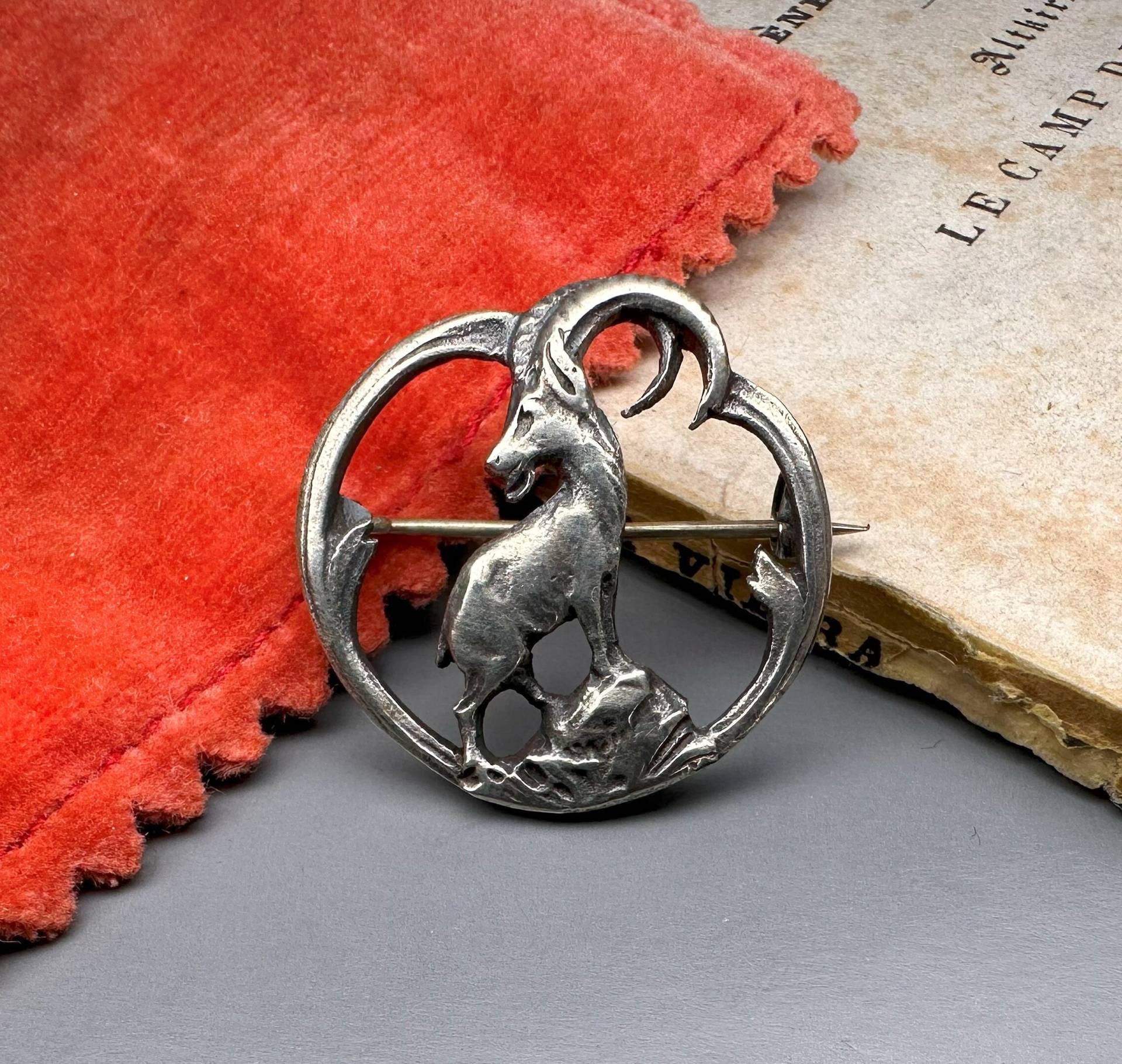 Antike Deutsche Jäger-Brosche von 100Saints