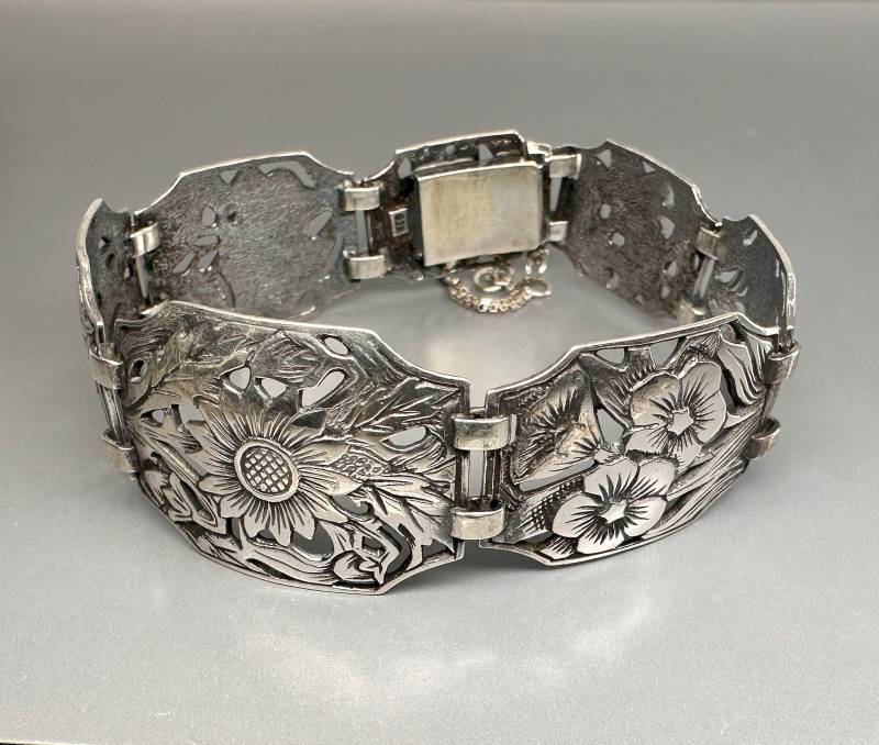 Silberner Repoussé Rosen Armreif, 1950Er Jahre Armschmuck Mit Rosenmuster von 100Saints