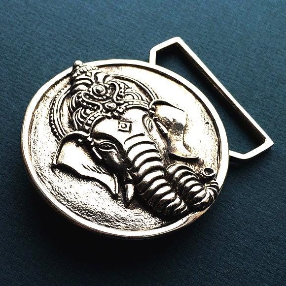 Ganesha Gürtelschnalle in Weiß Messing Mit Spruch Von 100Mics von 100mics