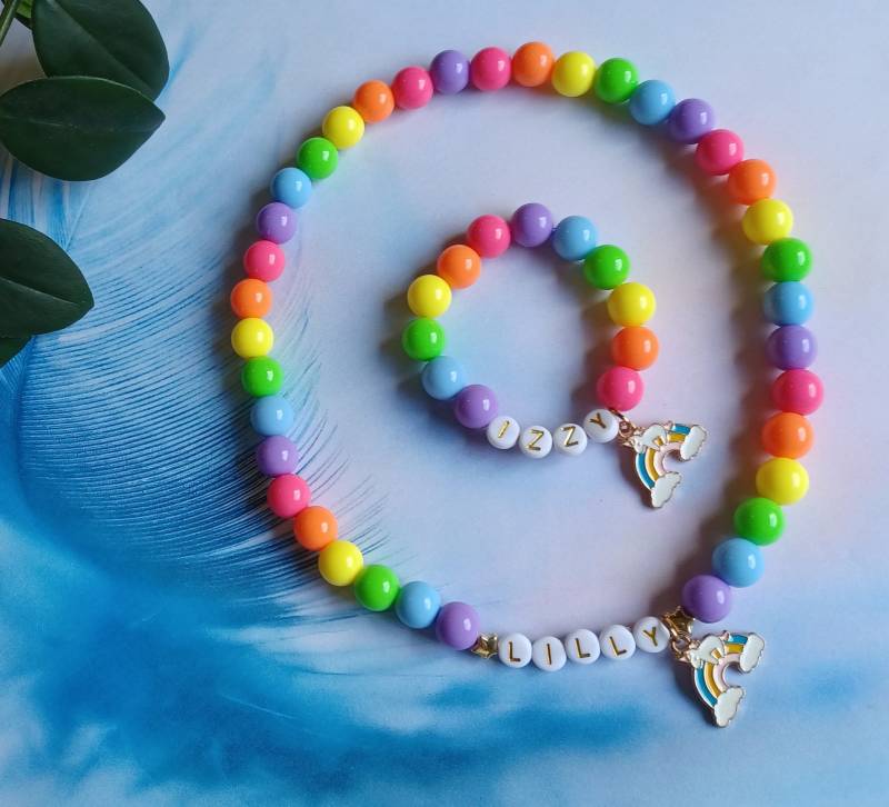 Personalisierte Regenbogen Halskette Armband Set Einhorn Charm, Name Nach Wunsch von 108JUZUBEADS