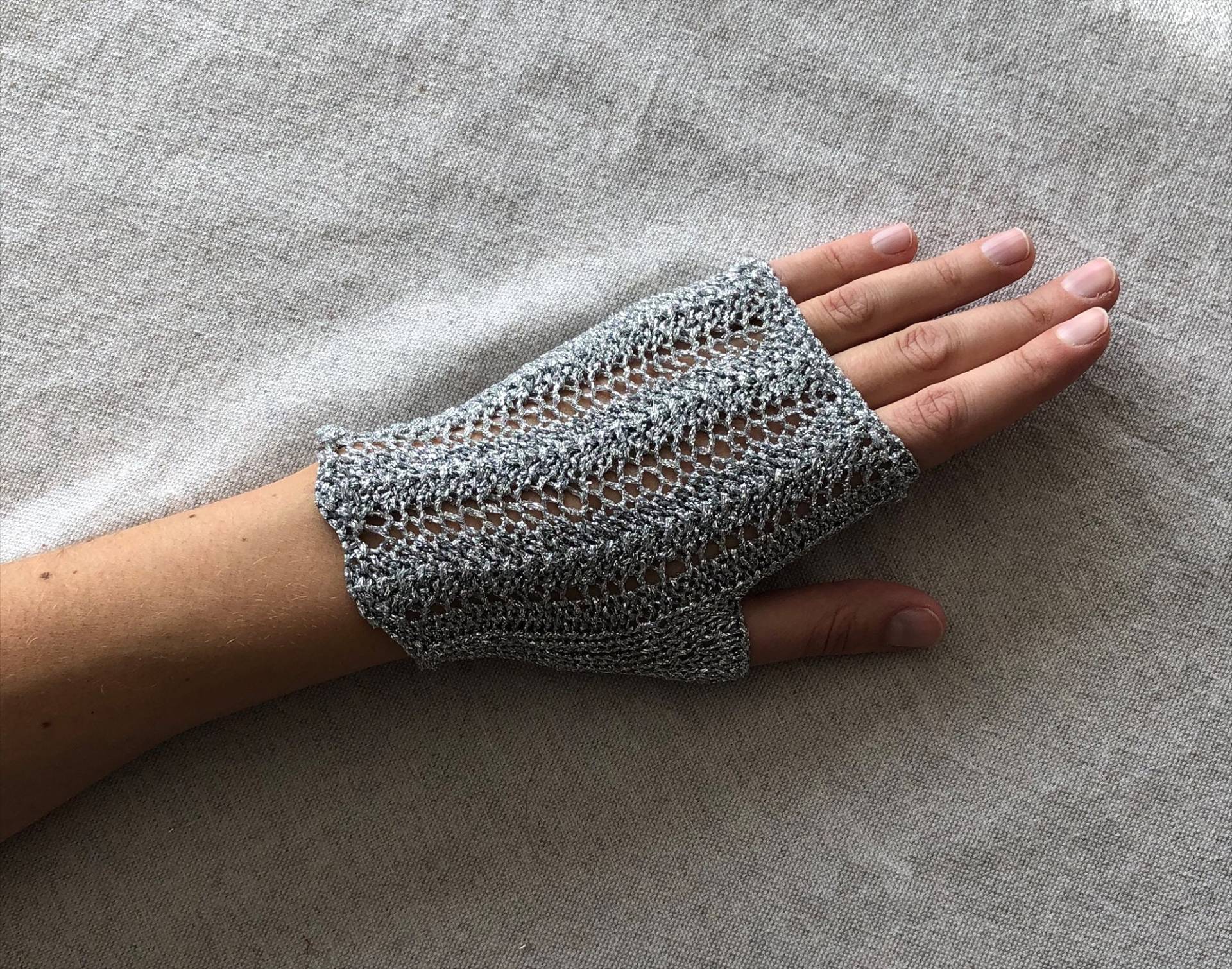 Damen Kurze Handschuhe Lurex Silber Chevron von 10Doigts2Mains