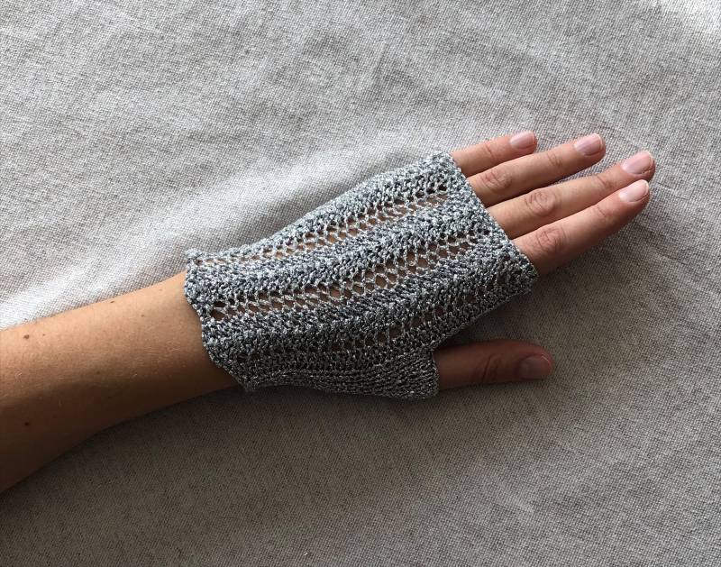 Damen Kurze Handschuhe Lurex Silber Chevron von 10Doigts2Mains