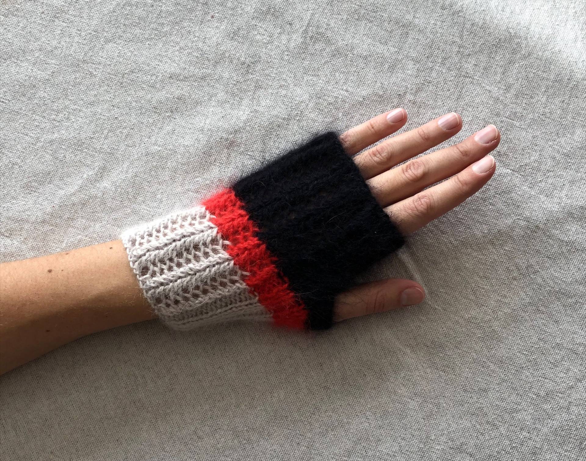 Kurze Handschuhe, in 100% Beige/Schwarz/Rote Angorawolle von 10Doigts2Mains
