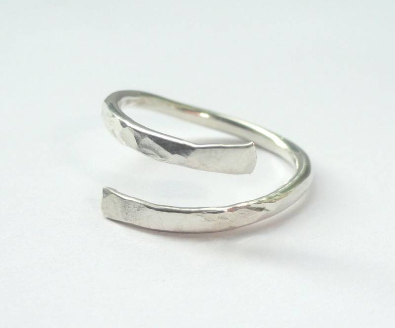 Silber 2 Mm Dicker Gehämmerter Ring, Minimalist Daumen Verstellbarer Ring von 10WESTJewellery