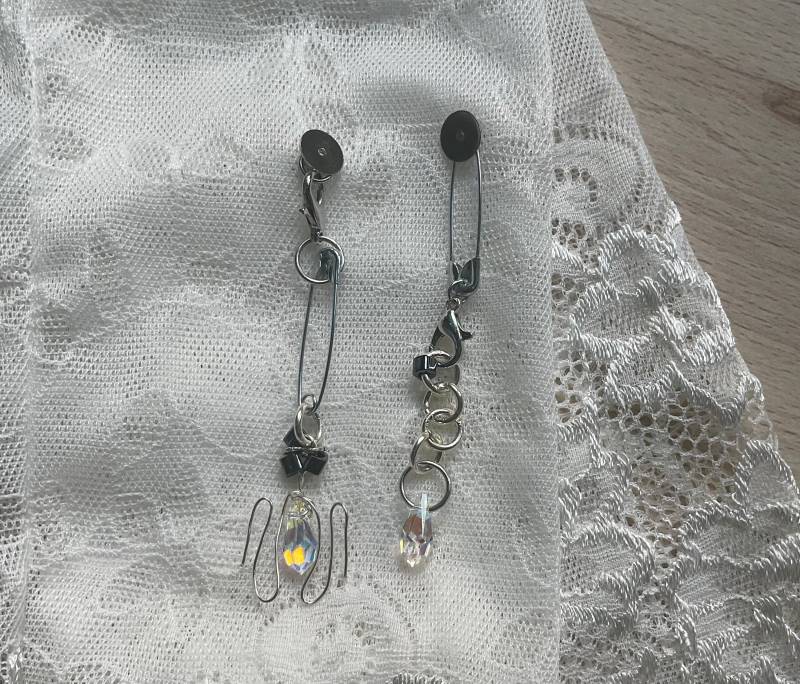 Ohrringe Silber-Schwarz Mit Ketten-, Karabiner - Und Klammerdetails Ohrringe Silber-Schwarz Mit Ketten-, Karabiner - Und Klammerdetails von 11lunulae