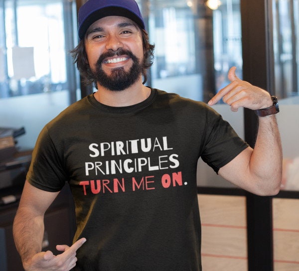 Spirituelle Principles Turn Me On -Recovery-Themen Unisex T-Shirt Spirituelle Principles Turn Me On -Recovery-Themen Unisex T-Shirt von 12StepLifestyle