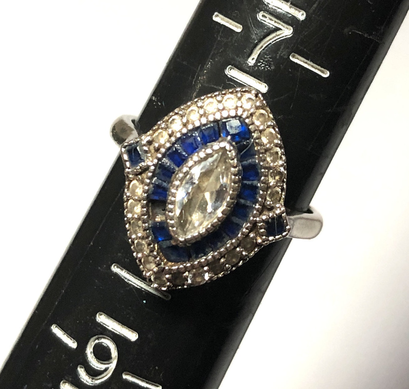 Art-Deco-Stil Kanal Set Baguette Saphir Blau & Weiß Kristall Sterling Silber Ring Art-Deco-Stil Kanal Set Baguette Saphir Blau & Weiß Kristall Sterling Silber Ring von 12Treasures12