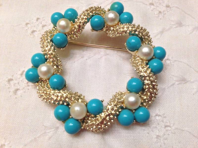 Exquisite Coro Faux Türkis & Perle Eternity Circle Wreath Brosche Pin-Signiert - Selten von 12Treasures12