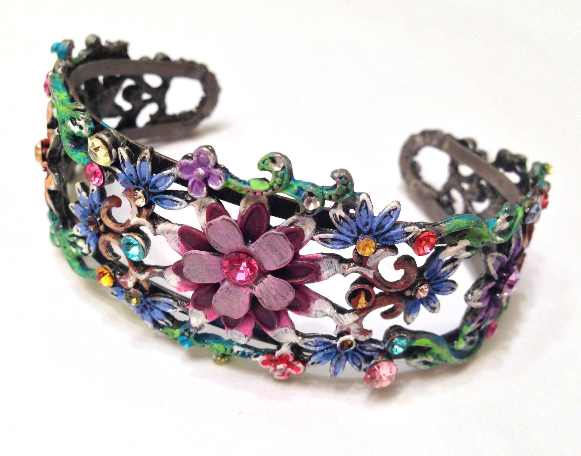 Feminine Hand Bemalt Blumen Metall Manschette Armband - Pastelle Und Strasssteine Feminine Hand Bemalt Blumen Metall Manschette Armband - Pastelle Und Strasssteine von 12Treasures12