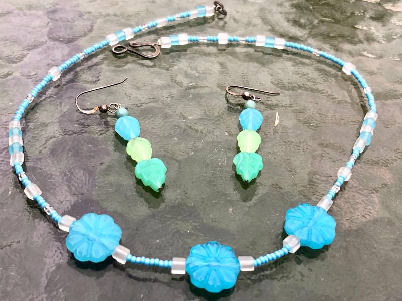 Hübsche Blau Und Grün Pastell Geschnitzte Gefrostete Pressglas Blume Halskette & Ohrringe Hübsche Blau Und Grün Pastell Geschnitzte Gefrostete Pressglas Blume Halskette & Ohrringe von 12Treasures12