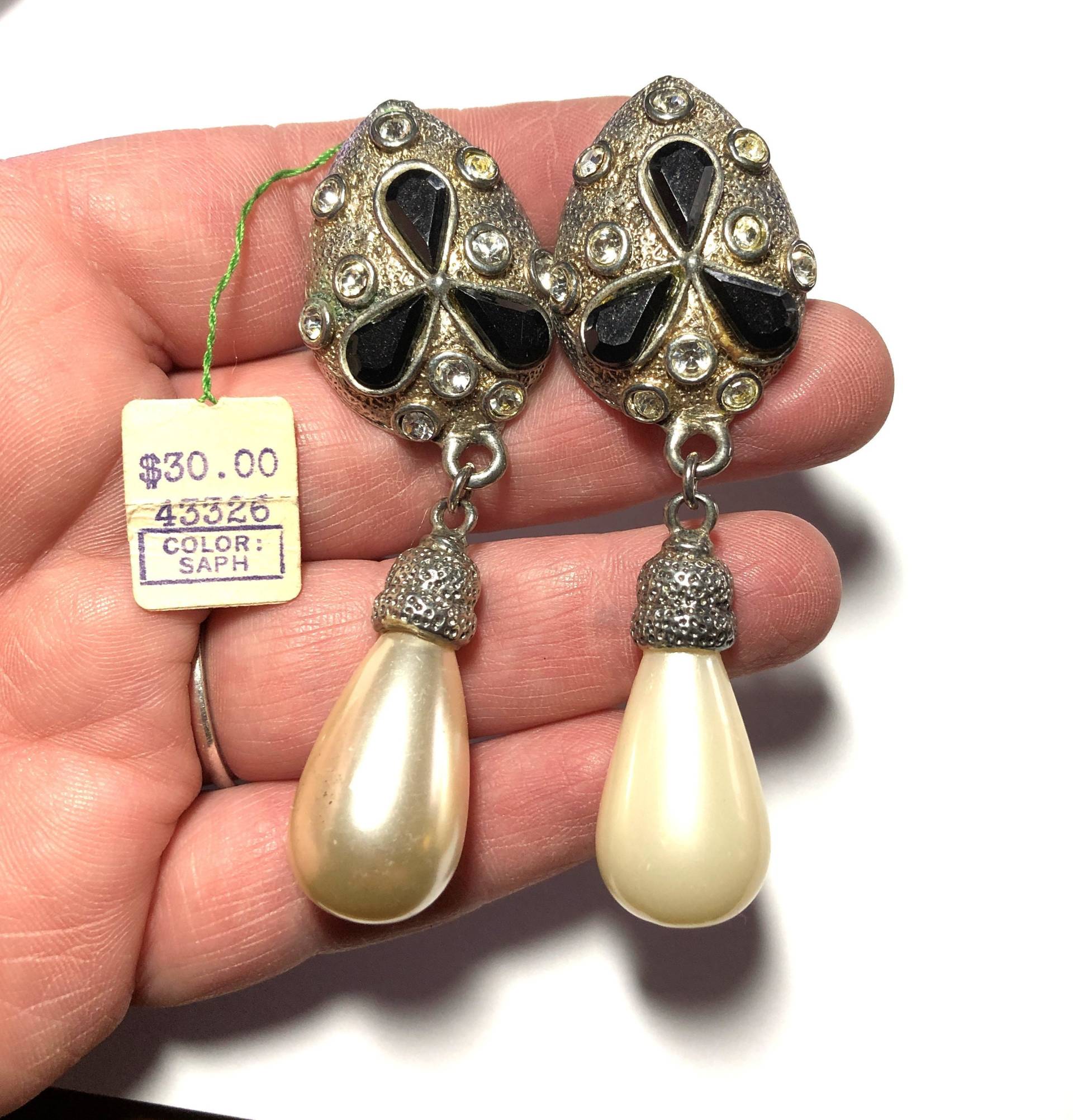 Riesige Art Deco Krone Trifari Saphir Strass Teardrop Perle Tropfen Ohrringe - Unsigniert Mit Etikett Originalanhänger Riesige Art Deco Krone Trifari Saphir Strass Teardrop Perle Tropfen Ohrringe - Unsigniert Mit Etikett Originalanhänger von 12Treasures12