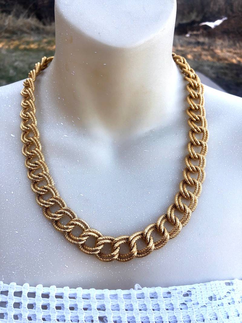 Vintage Signierte Napier Grob Texturierte Double Link Goldkette Runway Halskette Vintage Signierte Napier Grob Texturierte Double Link Goldkette Runway Halskette von 12Treasures12