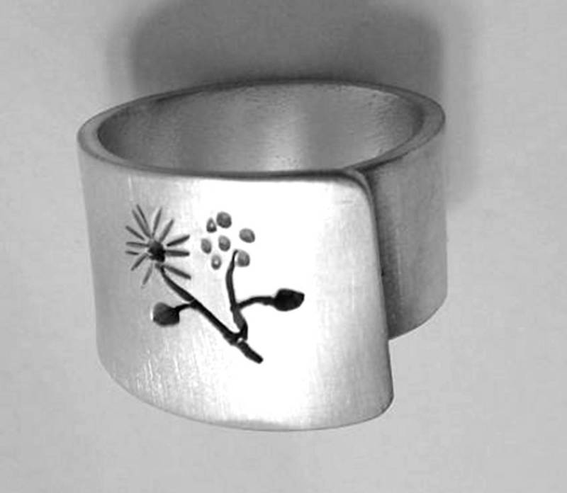 Aluminium, Ring Mit Zwei Blumen Am Blütenblatt Perforiert Punkten Und Benutzerdefinierten Text Geöffnet Aluminium, Ring Mit Zwei Blumen Am Blütenblatt Perforiert Punkten Und Benutzerdefinierten Text Geöffnet von 13AlGioielli
