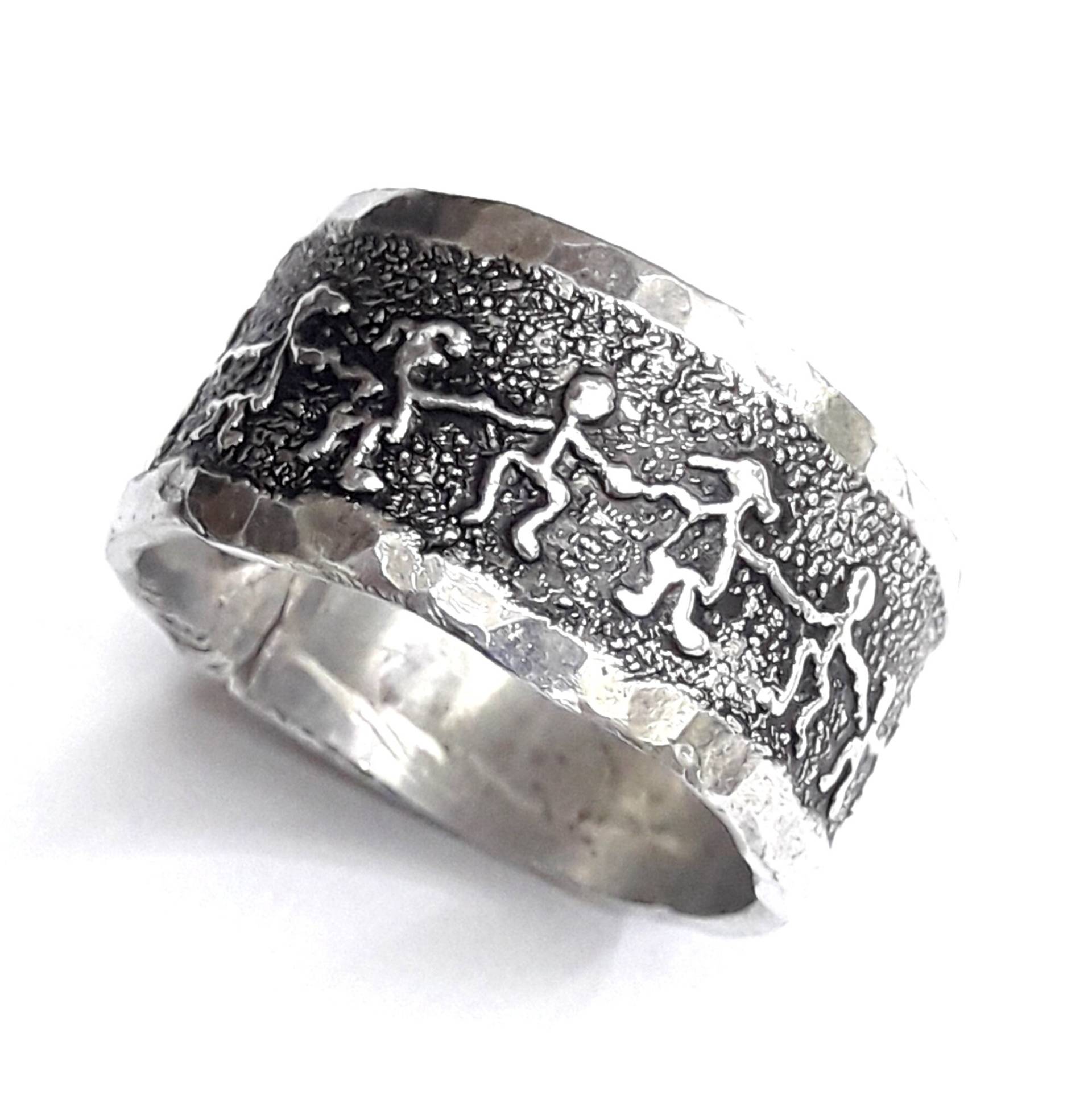 Aluminium-Band-Ring Mit Dem Design Von Menschen, Freundschaft Und Gemeinschaft, Geschwärzt, Glänzend Gehämmerten Rand Benutzerdefinierten Text von 13AlGioielli